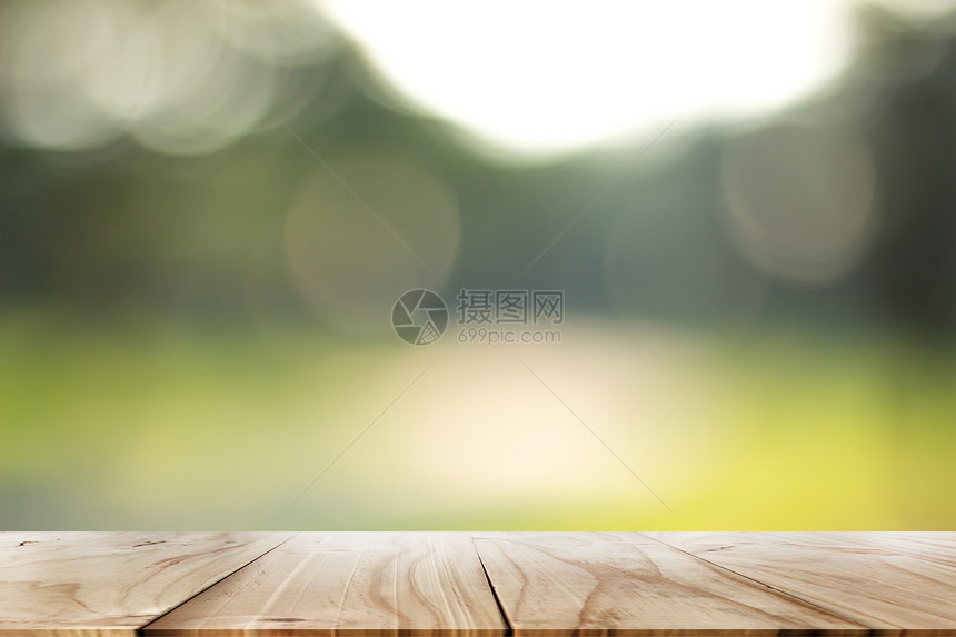 背景模糊自然背景的空木质表格图片