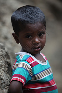 一个来自印度的可怜的小男孩不幸地身图片