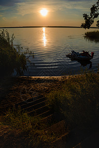 湖边的日落图片