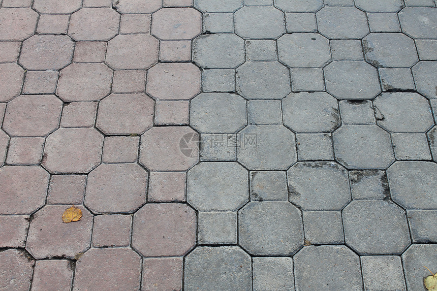 城市小巷中瓷砖的轨迹图片