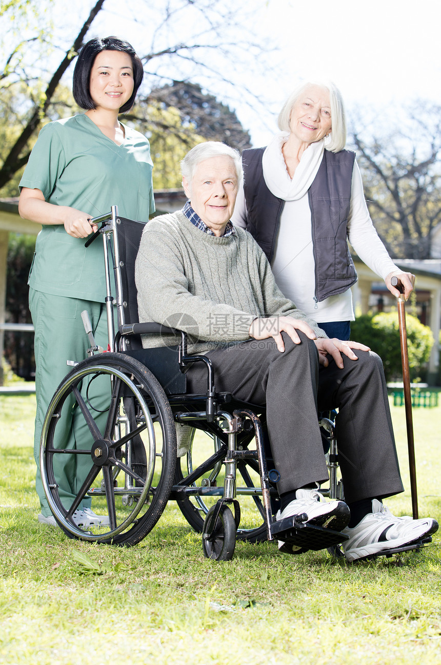 户外护士协助轮椅老人图片