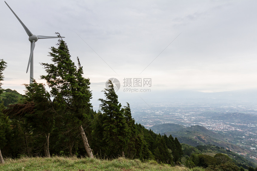 哥斯达黎加中部山谷一座山顶上图片