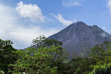 圣卡洛斯哥达黎加的火山阿雷纳尔在青绿季节景象图片