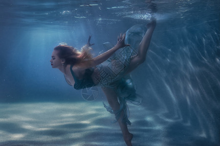 穿着裙子的女人在水下跳舞图片