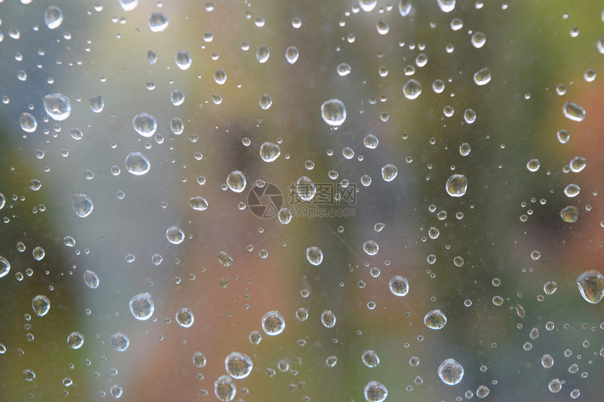 秋天的雨滴落在窗户特写上图片