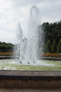 在公共园的喷泉中背景图片