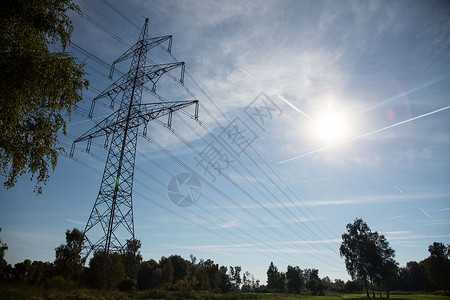 阳光乡村输电中的电塔图片
