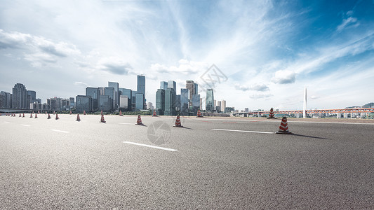 从空荡的柏油路上看重庆的城市景观和天际线图片