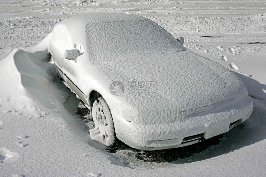 在停车场的冬季暴风雪中被雪图片