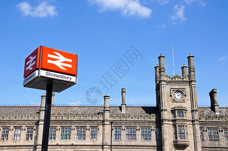 火车站的景象与车站标志在前方图片