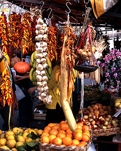 销售辣椒大蒜和其他各种香料和蔬菜的路边摊位图片