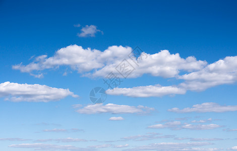 暴风雨前深蓝色天空上的云图片