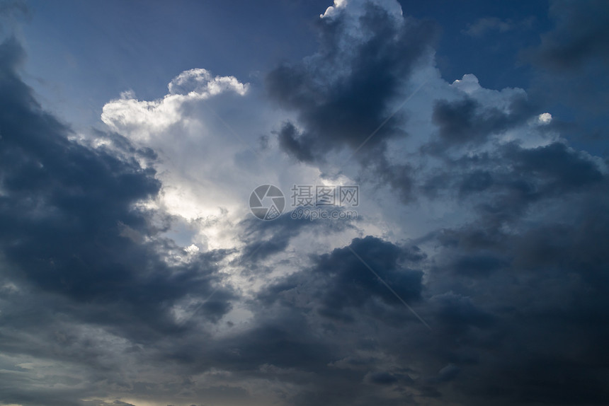 下雨前天空中的雨云图片