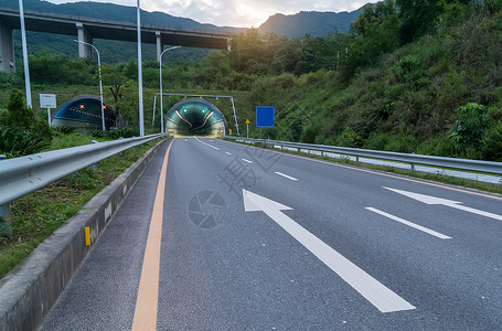 通往隧道的高速公路图片