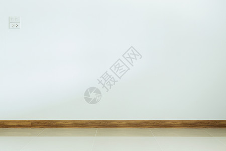 室内空房白瓷砖地板和白色迫背景图片