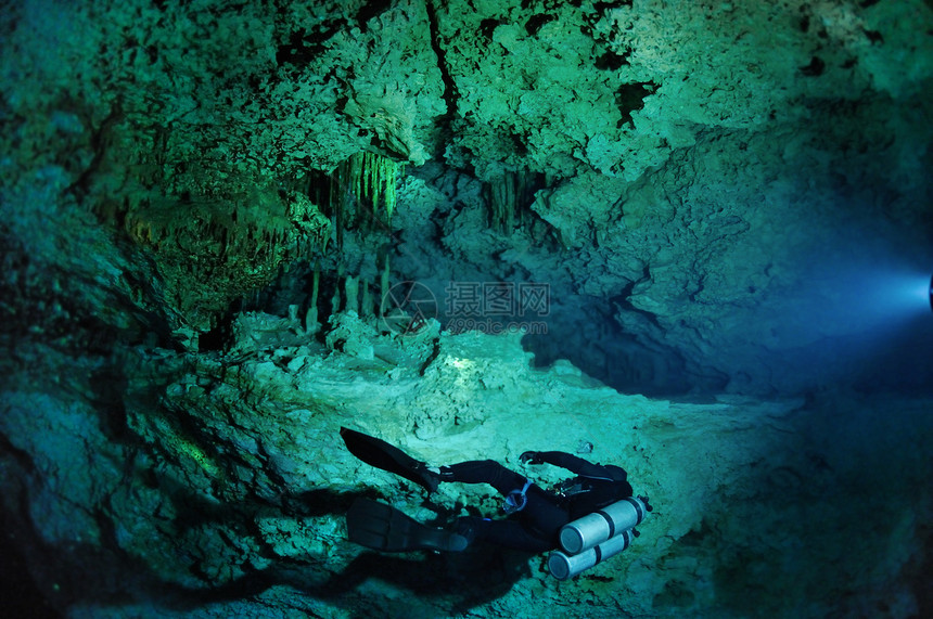 一个孤单的潜水员沿着洞墙游来去库肯洞穴墨西图片