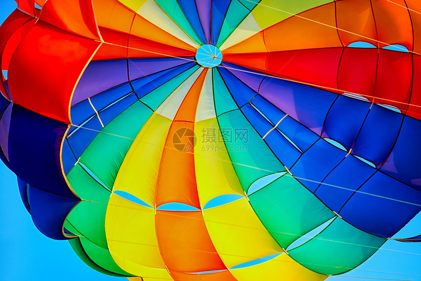 空中多色降落伞的机盖图片