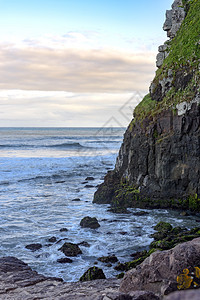 石墙尽头在大海与浪的交汇处图片