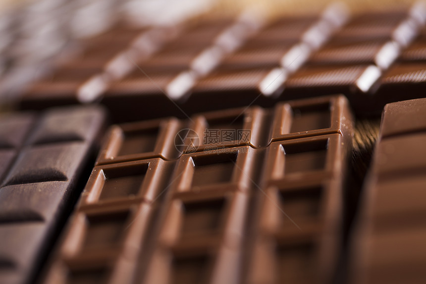巧克力棒甜糖果木制背景上的甜点食品图片