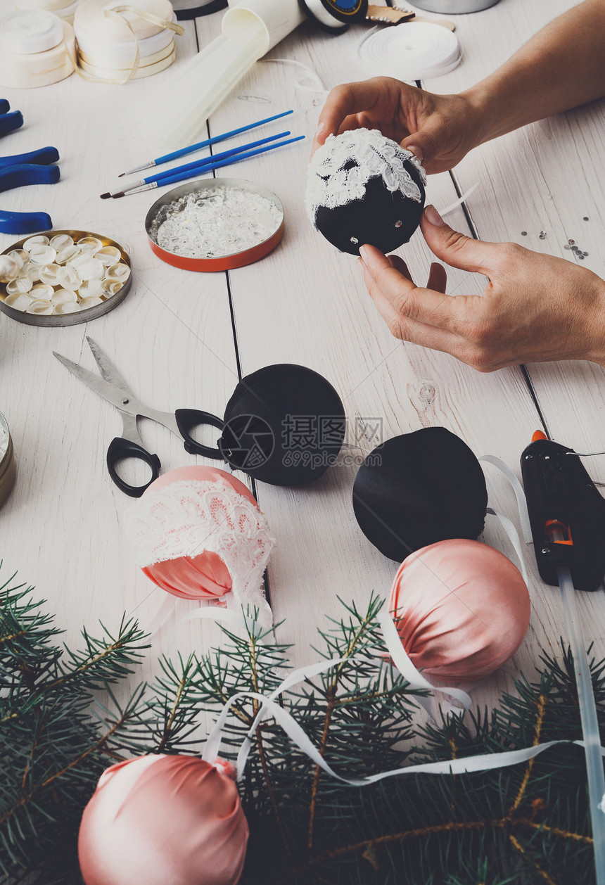 创意DIY爱好用花边制作手工制作的黑色时尚圣诞球女人休闲图片