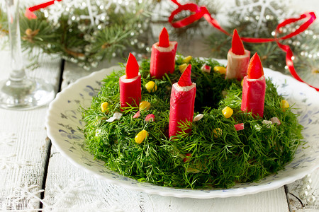 传统俄罗斯沙拉加大米和螃蟹棒冬季圣诞沙拉图片