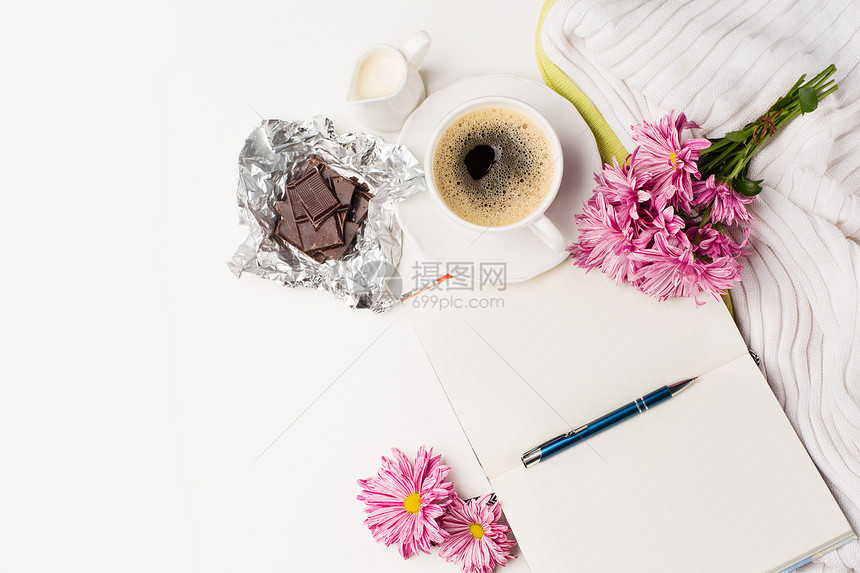 一杯黑咖啡一束粉红色的花朵巧克力和白色背景上的空纸漂亮的卡片顶视图文本的复制空图片