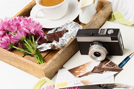 一杯咖啡一包花和白色背景的旧照相机美丽的复古卡概念图片