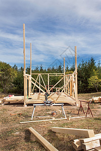 生态住宅建设正在建设中的房子的木制框架框架的新建筑的房子建造图片
