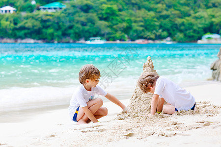 两个小男孩在克罗地亚的热带海滩上建造沙堡很开心孩子们图片
