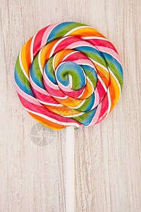 漂亮的圆棒糖有很多颜色在木形图片