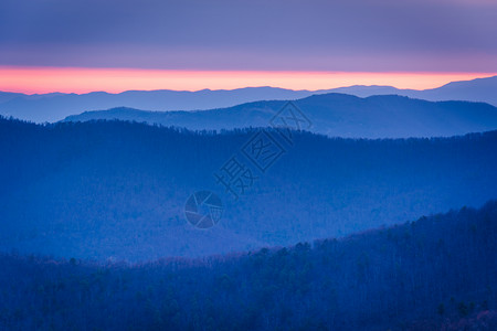 在弗吉尼亚州Shenandoah公园黑洛克高峰会的蓝脊图片