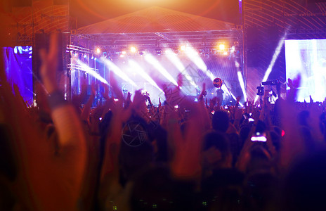 在明亮的舞台灯光前音乐会群众图片
