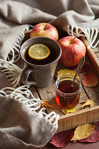 热柠檬蜂蜜茶变暖的茶饮料围巾图片
