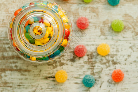 装满彩色糖豆的玻璃碗图片