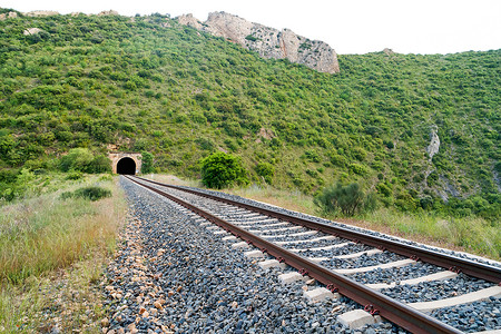 有铁路的老火车隧道在山图片