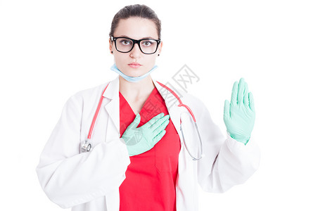 身穿医疗大衣的重病医生用手对白种背景孤图片