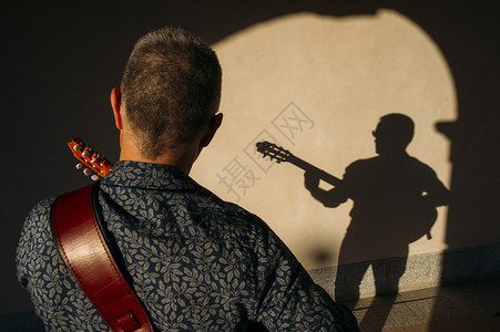 拉小提琴和吉他的街头艺人图片