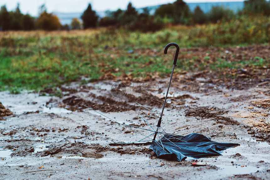 雨伞在泥土中断了图片