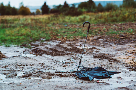 雨伞在泥土中断了图片