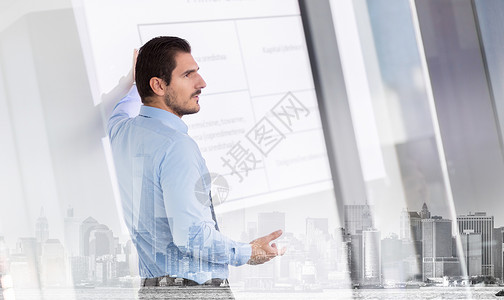 商人在白板前做演示业务主管在会议或内部业务培训期间向背景图片