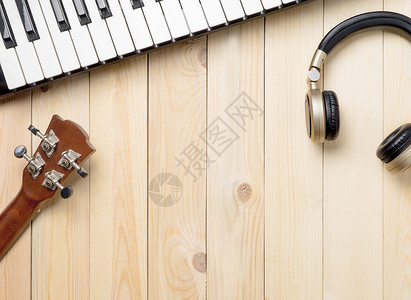 具有复制空间的计算机音乐制作设备背景为木桌上的乐器音乐书写设备平铺图片