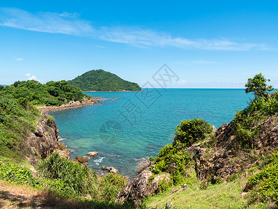 美丽的海景和蓝色天空上的山峰泰图片