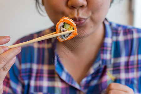 亚洲女在日本食品自助餐厅里图片