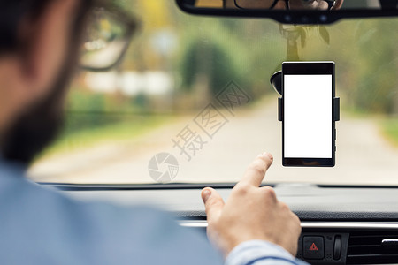 男子用汽车挡风玻璃持片员的空白智能图片