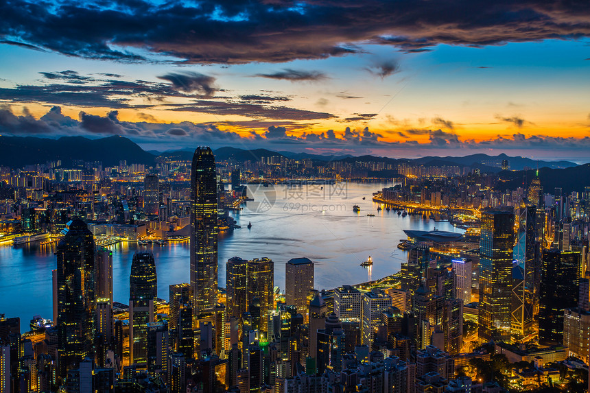 维多利亚港上空的日出正如在海峰与香港岛和图片