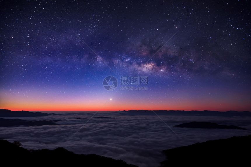 夜空中的银河在雾山上图片