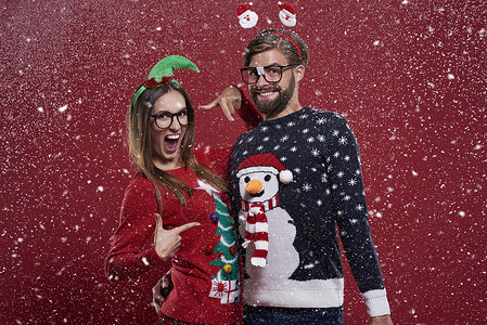 疯狂的一对夫妇与有趣的滑稽羊毛衫在演图片