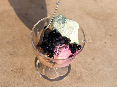 冰淇淋和蓝莓在石图片