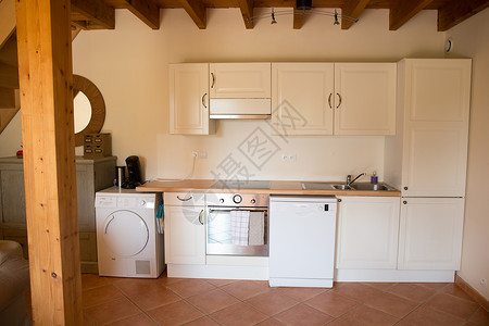 现代室内白色厨房单元的特写图片