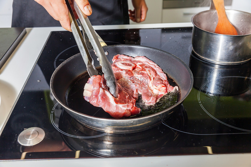 煎锅上的生肉烹饪肉类概念图片